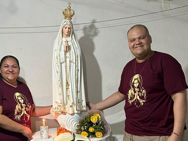 “Mãe, me ajuda”: a devoção de uma mãe a Nossa Senhora de Fátima em meio à luta do filho contra o câncer