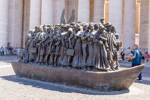 A escultura na Praça de São Pedro que coloca um anjo entre os migrantes