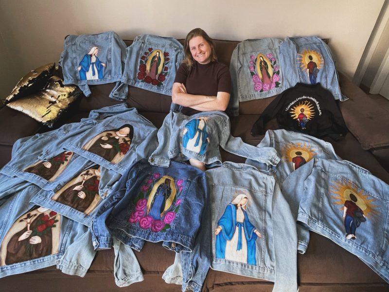 Arte, fé e negócio: como Jessica Perciak evangeliza pintando jaquetas católicas