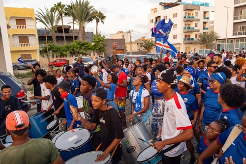 Cabo Verde: país que encantou o mundo na Copa é cheio de fé e acaba de ordenar um novo sacerdote