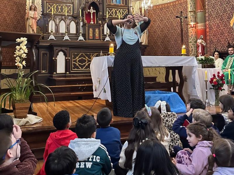 Professora de teatro cria o “Liturgia Kids” e lota igreja evangelizando crianças em Curitiba