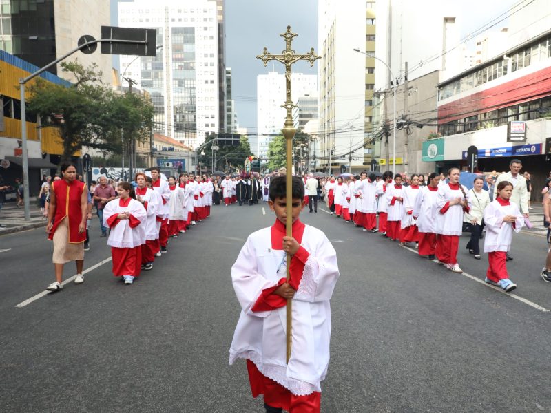 Dia de São Tarcísio: você sabe a diferença entre coroinha, acólito e cerimoniário?