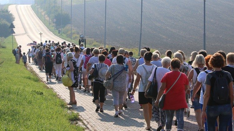 Peregrinação de Piekary: por que milhares de mulheres fazem esse caminho há séculos e o Papa Leão XIV as abençoou