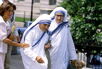 Cinco pequenas atitudes de Santa Teresa de Calcutá que qualquer pessoa pode repetir na rotina