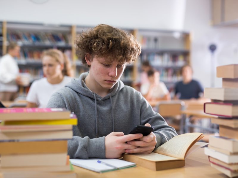 80% das escolas brasileiras já discutem impactos das telas na saúde mental