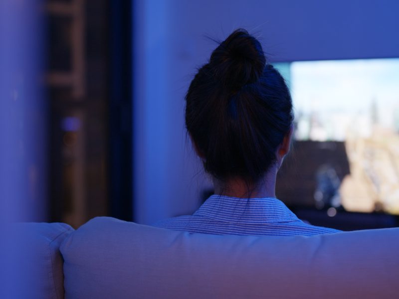 Programação religiosa interativa na madrugada oferece acolhimento e companhia para quem enfrenta insônia, luto e solidão