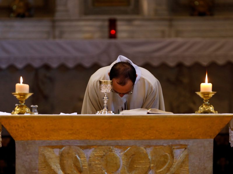 Por que o padre beija o Altar no início da Missa?