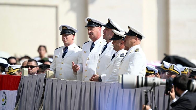 Cadetes da Marinha do Brasil participam de audiência com o Papa Leão XIV no Vaticano