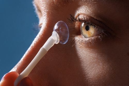 Setembro Safira: campanha alerta para o uso correto de lentes de contato e os riscos da má higiene