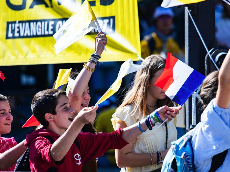 No país mais secular da Europa, o catolicismo cresce entre jovens e quebra recordes de batismo